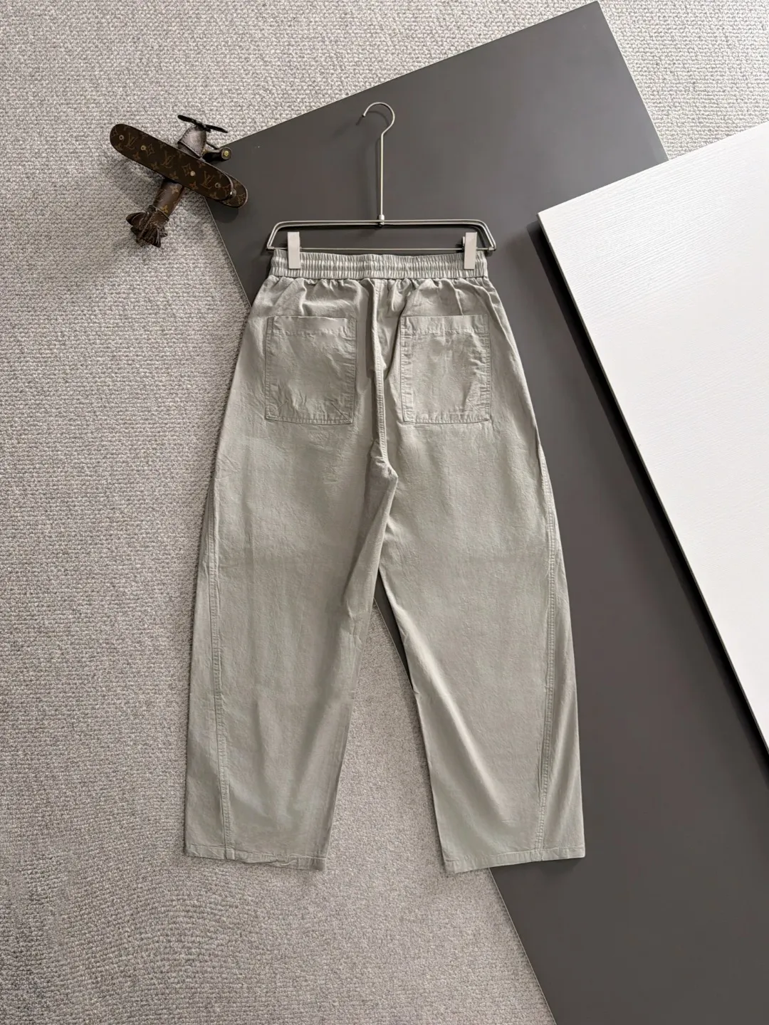 The next day shipped P195 Balenciaga 2026 summer New Arrival elastic casual pants, counter custom fabric Breathable high comfort, impeccable details, brand elements design concept, reflecting high quality. The hand feels delicate and soft! Casual cuts and awesome upper body! Sizes: S-3XL